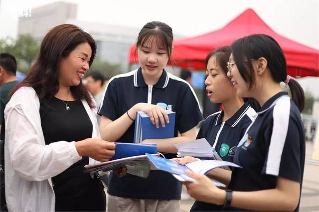 中職招生咨詢會現(xiàn)場火爆 升學(xué)就業(yè)雙軌并行，職業(yè)教育前景廣闊